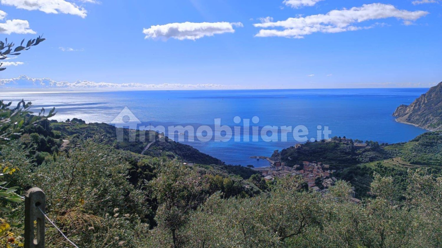 Terreno en Monterosso al Mare, Italy 3500 m² No. 296485
