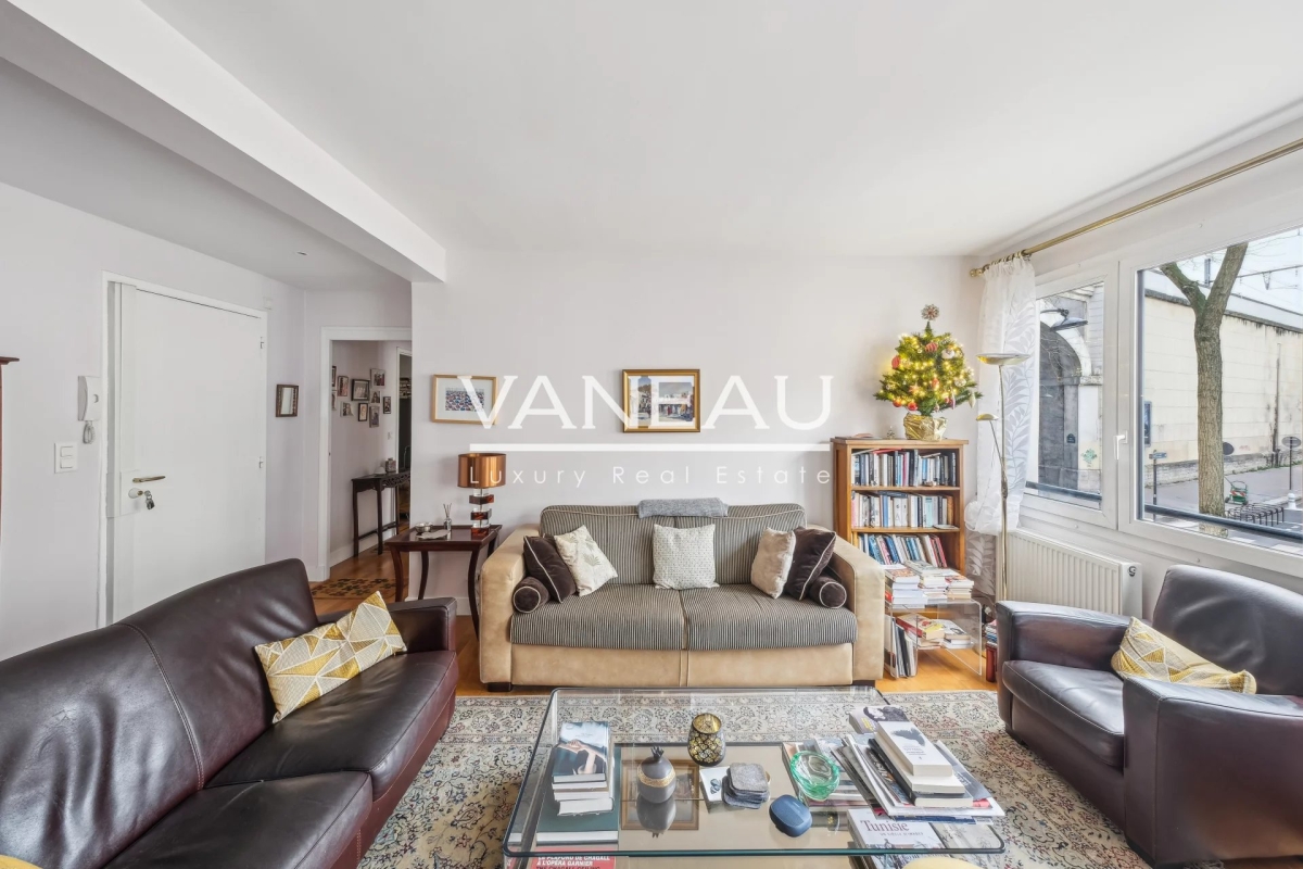 4 rooms Apartment in Paris, France No. 110429