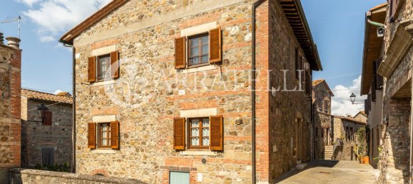 4 bedrooms Villa in Radicofani, Italy No. 78404 3