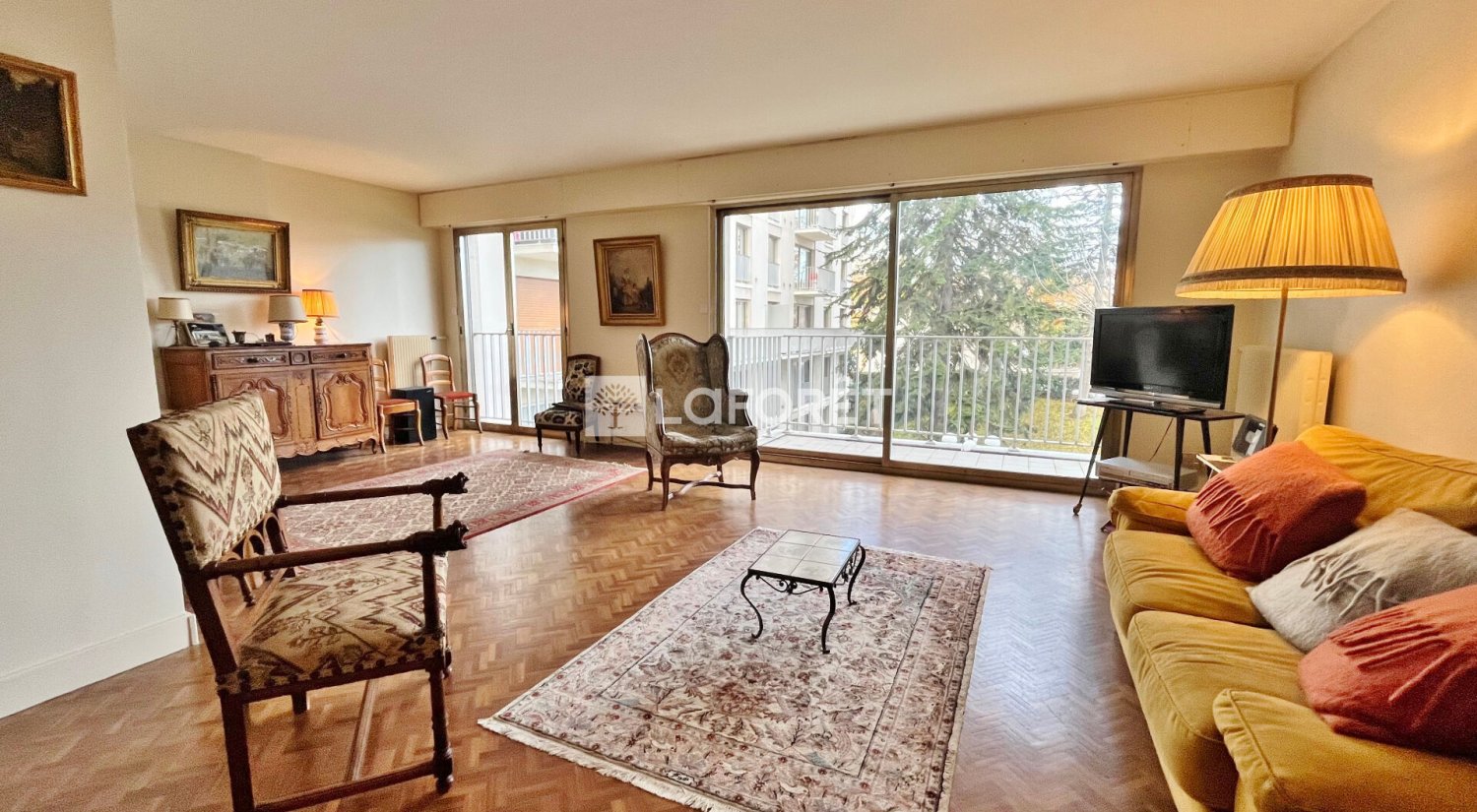 3 bedrooms Apartment in Versailles, France No. 181843