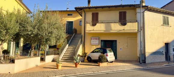 3 rooms Apartment in Assisi, Italy No. 102282 2