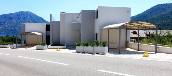 3 bedrooms Villa in Kotor, Montenegro No. 233 4