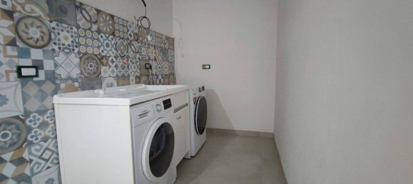 Casa de 8 divisões em Montesilvano, Italy N.º 43159 99