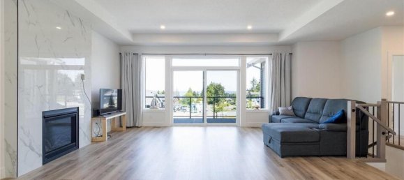 4 bedrooms House in British Columbia, Canada No. 1156 10