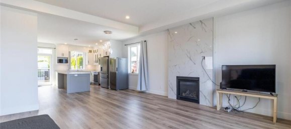 4 bedrooms House in British Columbia, Canada No. 1156 12