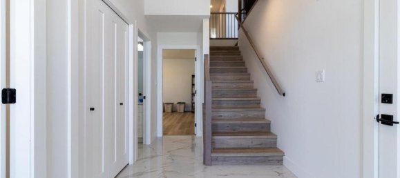 4 bedrooms House in British Columbia, Canada No. 1156 3