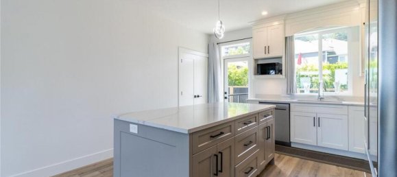 4 bedrooms House in British Columbia, Canada No. 1156 8