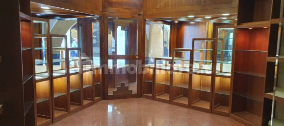 Коммерческая недвижимость с 5 комнатами в Кьери, Италия № 147549 3