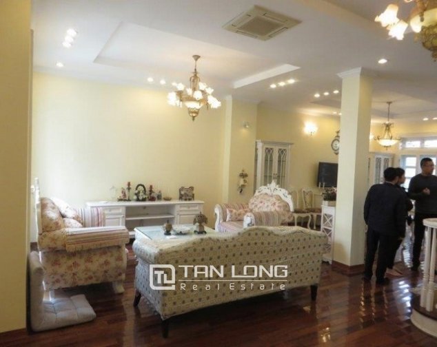 Villa de 4 dormitorios en Tay Ho, Vietnam No. 2040