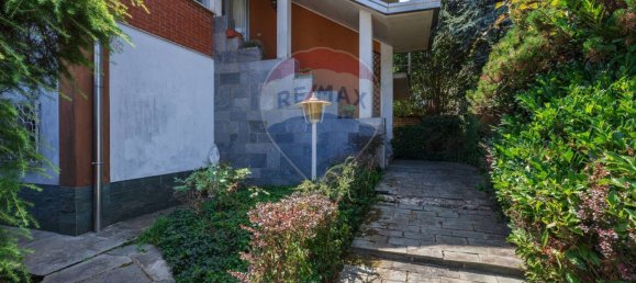 3 bedrooms Villa in Cairate, Italy No. 310290 5