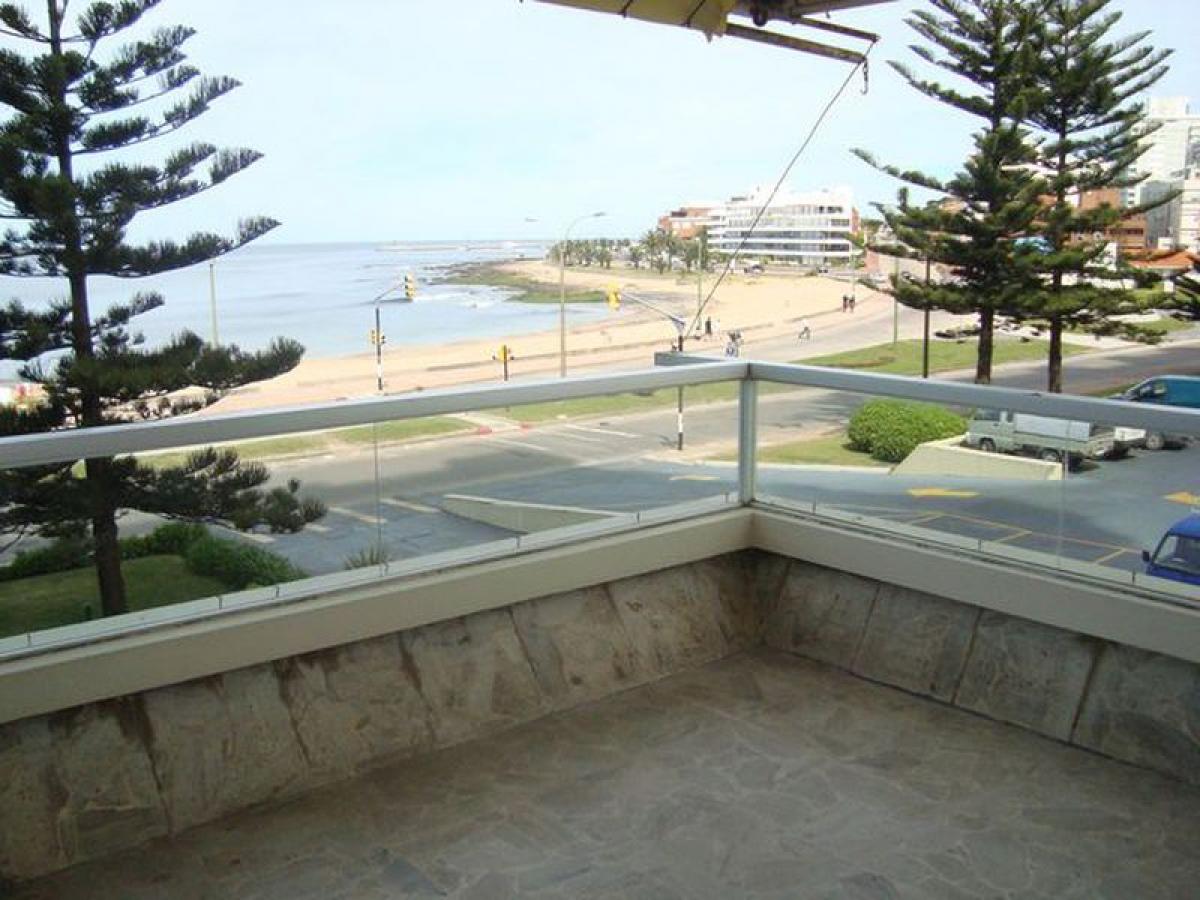 Apartamento de 3 dormitorios en Maldonado, Uruguay No. 11530