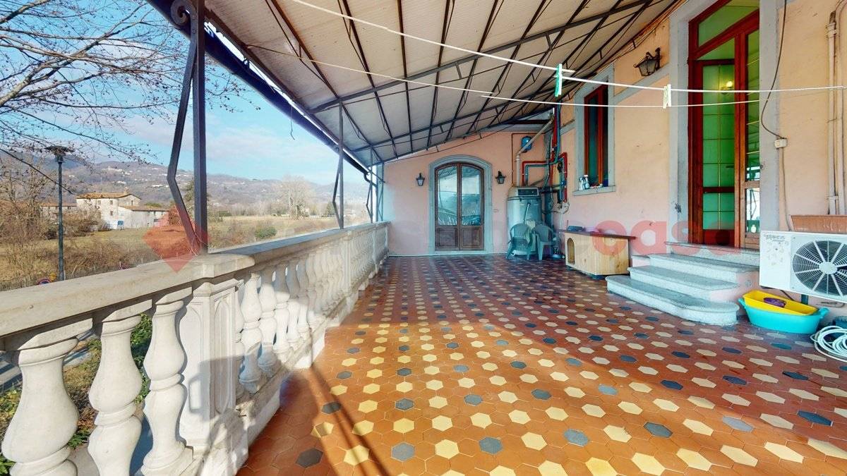 Casa de 4 dormitorios en Barga, Italy No. 230256