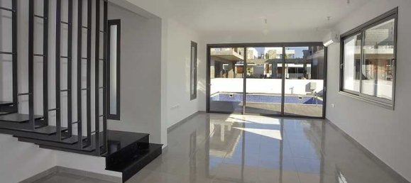 5 bedrooms House in Larnaca, Cyprus No. 6529 3