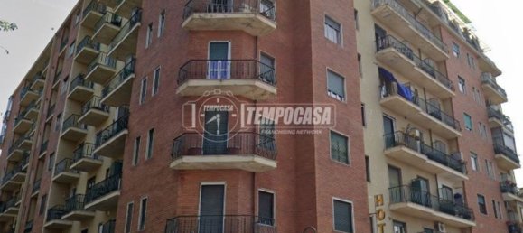 2 rooms Apartment in Turin, Italy No. 276022 2