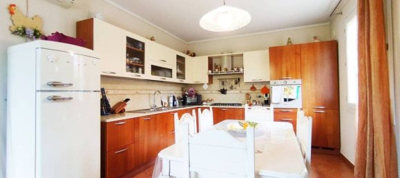 3 Schlafzimmer Villa in Pistoia, Italy, Nr. 219144 11