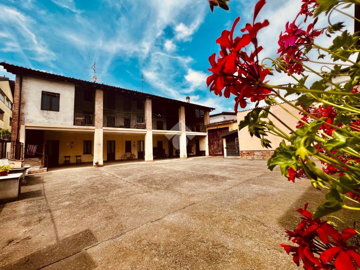 6 rooms House in Caravaggio, Italy No. 65655