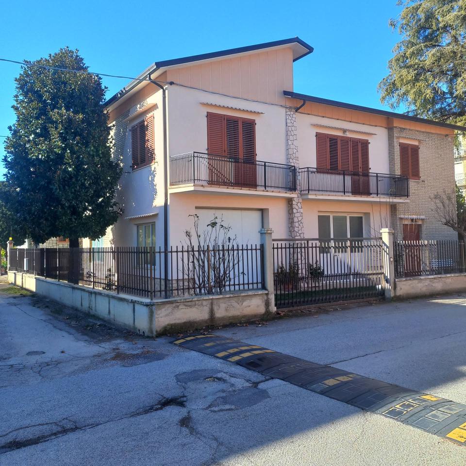 8 rooms House in Falerone, Italy No. 147895