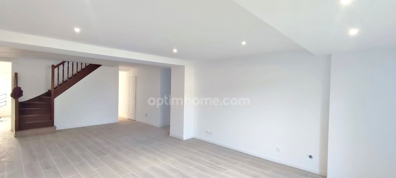 Villa de 3 dormitorios en Saint-Quentin, France No. 240770