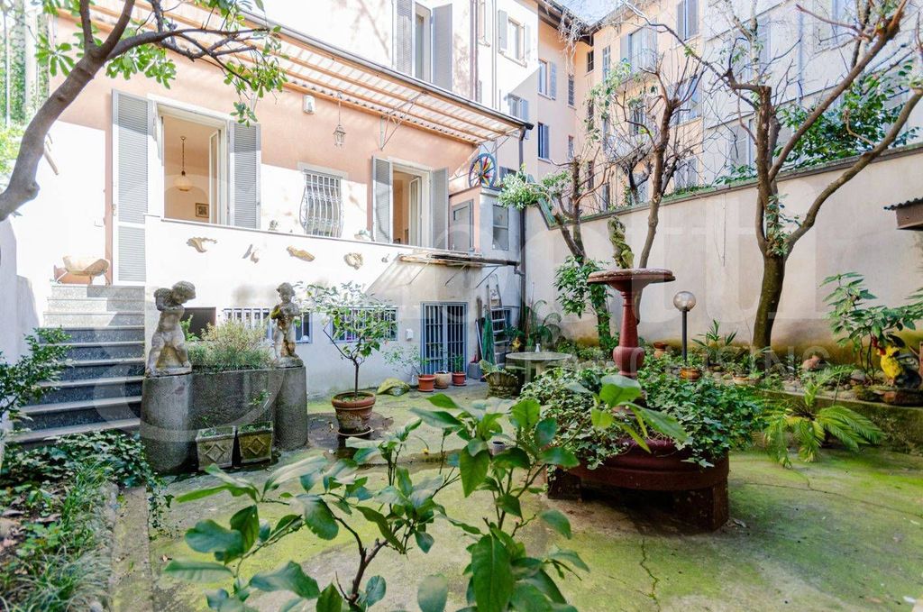5 bedrooms Villa in Milan, Italy No. 332118