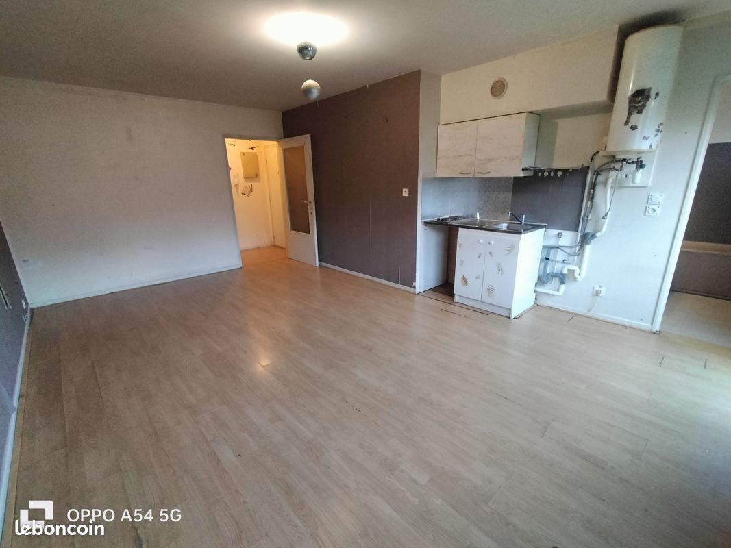 Estudio en Sens, France No. 208758