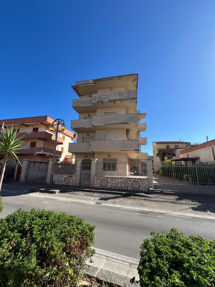 5 bedrooms Apartment in Mondragone, Italy No. 389267