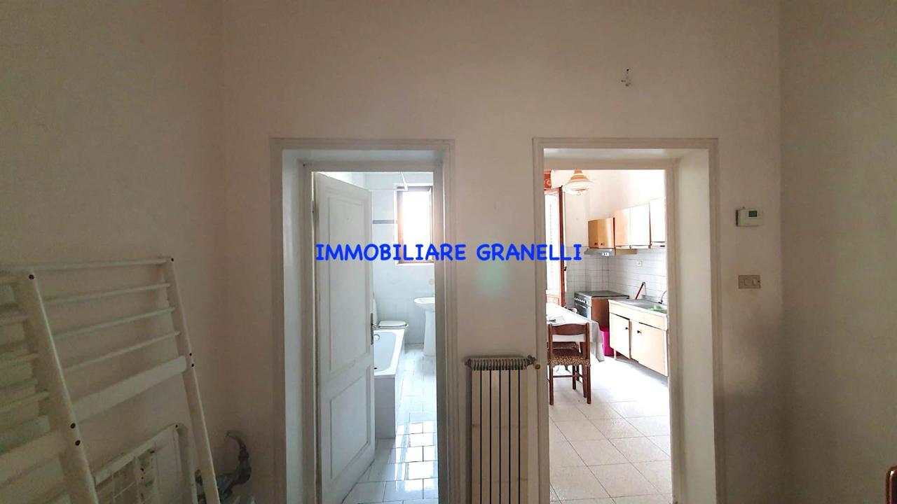 3 rooms Apartment in Florence, Italy No. 38704