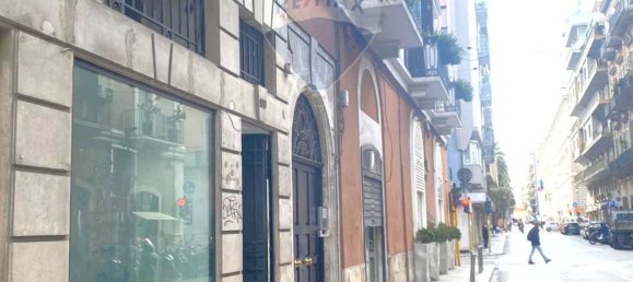 Imóvel comercial de 1 divisão em Bari, Italy N.º 35476 12