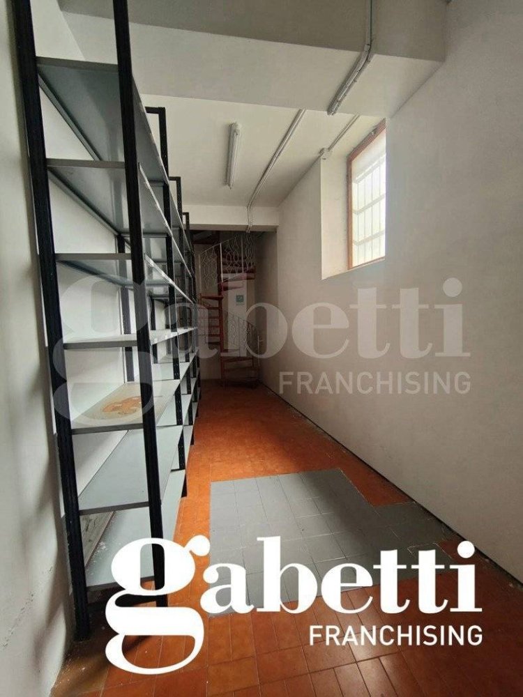 152m² Office in Montefortino, Italy No. 348299
