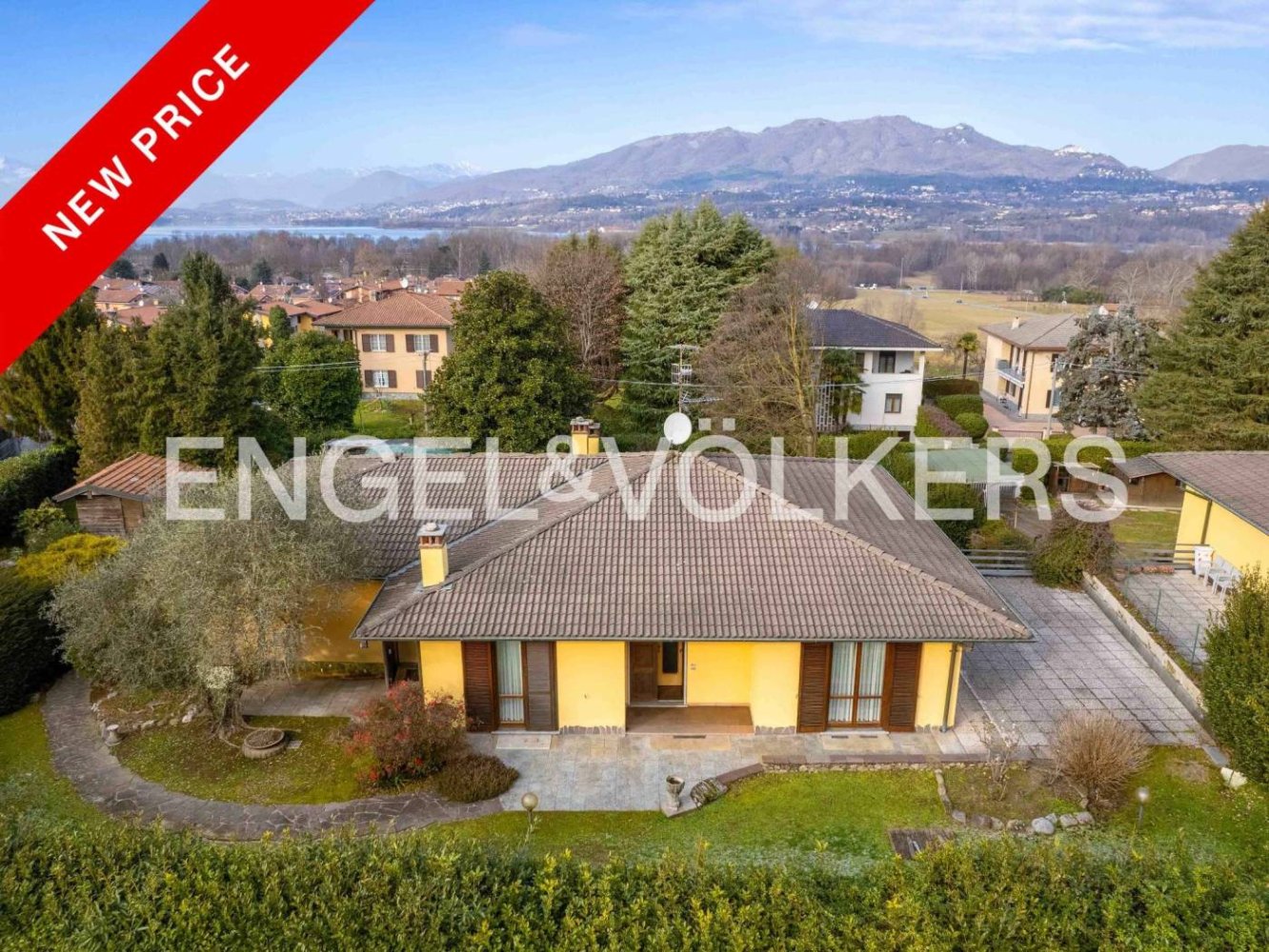 3 bedrooms Villa in Azzate, Italy No. 103445