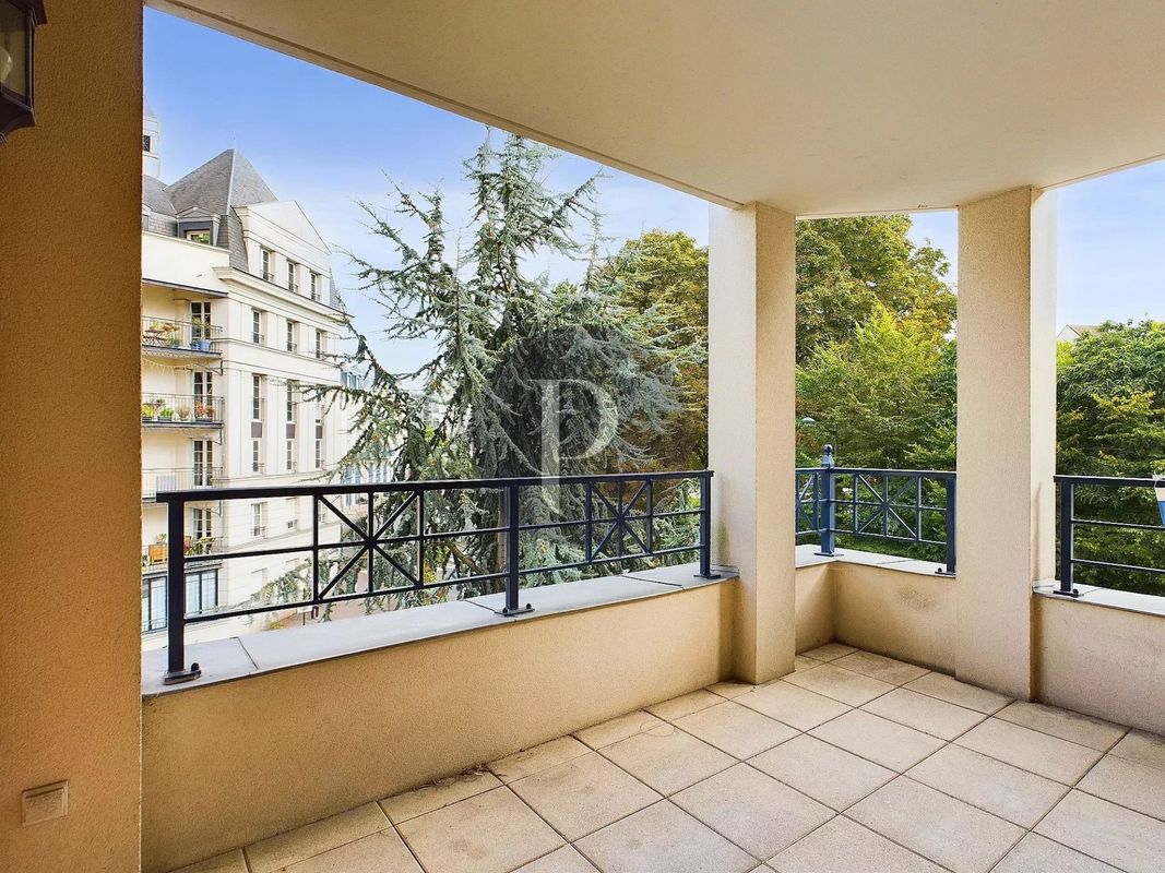 Apartamento de 4 dormitorios en Le Plessis-Robinson, France No. 173496