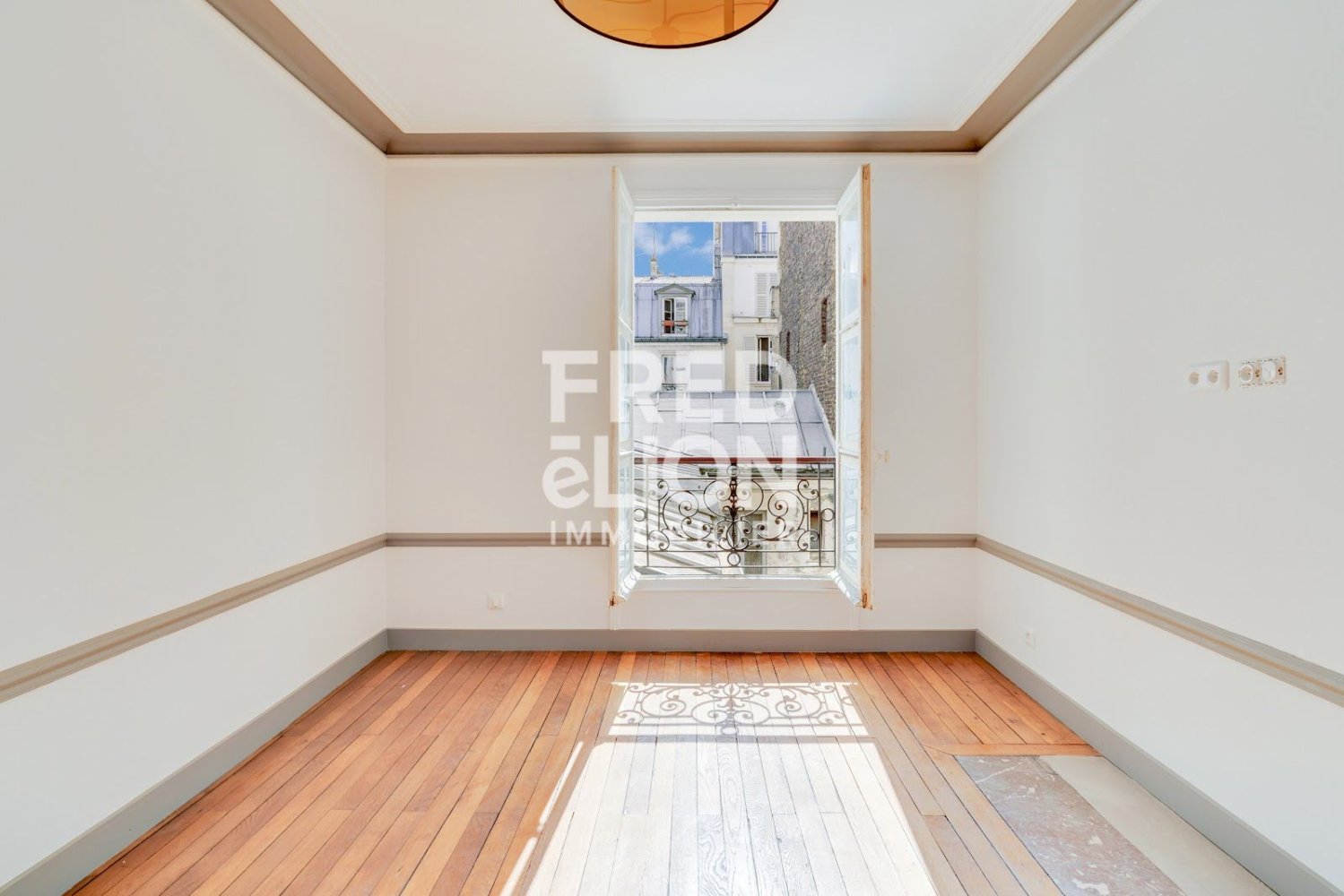 2 bedrooms Apartment in Paris, France No. 183693