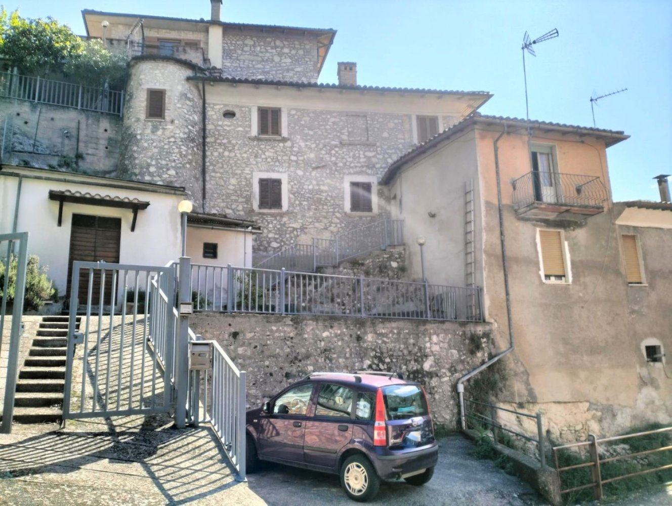 Дом с 7 комнатами в Арроне, Италия № 116148