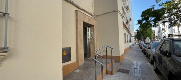 Apartamento de 3 dormitorios en Cádiz, Spain No. 141084 2