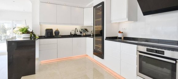 4 bedrooms Villa in Fuengirola, Spain No. 45550 9