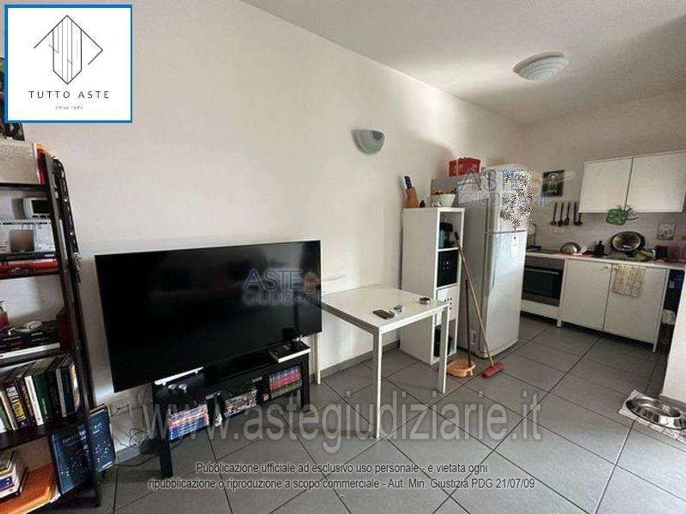 52m² Garage in Rome, Italy No. 28110