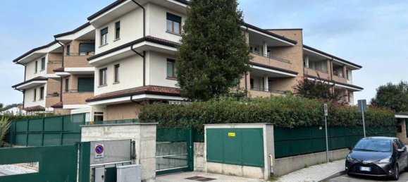 2 bedrooms Apartment in Desio, Italy No. 374328 3