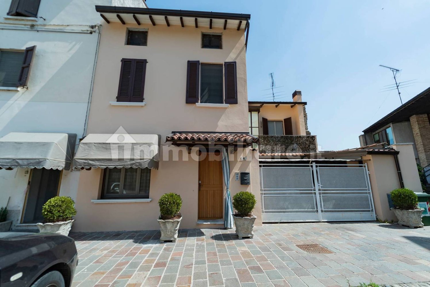 4 bedrooms House in Medole, Italy No. 260176