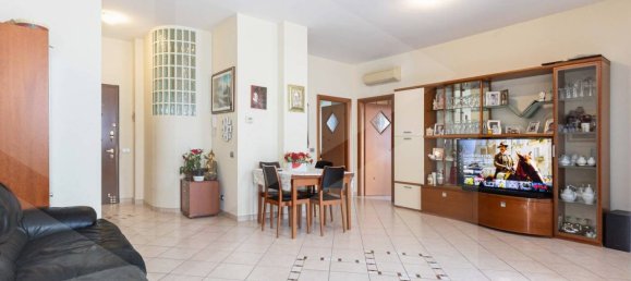 3 rooms Apartment in Mariano Comense, Italy No. 21014 7