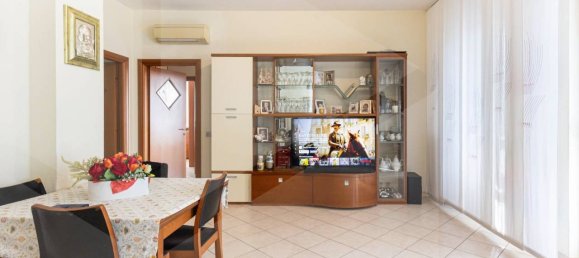 3 rooms Apartment in Mariano Comense, Italy No. 21014 6