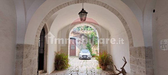 Квартира с 8 спальнями в Бари, Италия № 180543 2