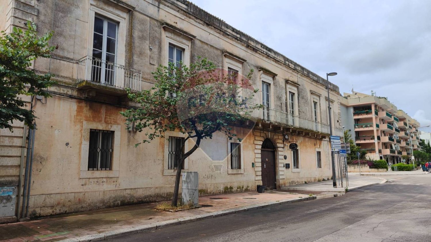 Квартира с 8 спальнями в Бари, Италия № 180543