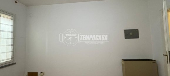 2-salle Appartement à Mirandola, Italy No. 199014 7