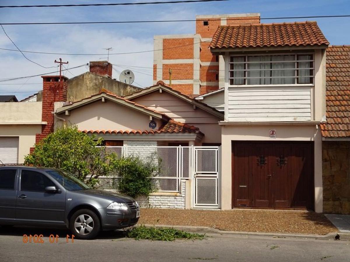 3 bedrooms House in Mar del Plata, Argentina No. 90610