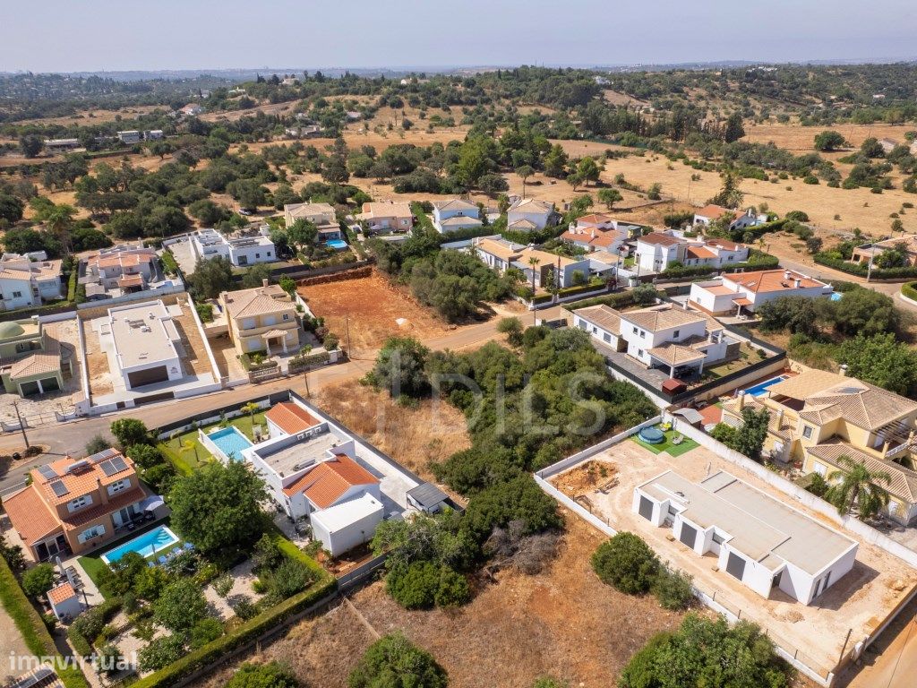 951m² Land in Mexilhoeira Grande, Portugal No. 254043