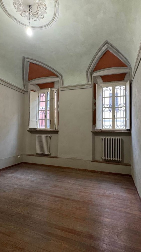 4-salle Appartement à Piacenza, Italy No. 219295