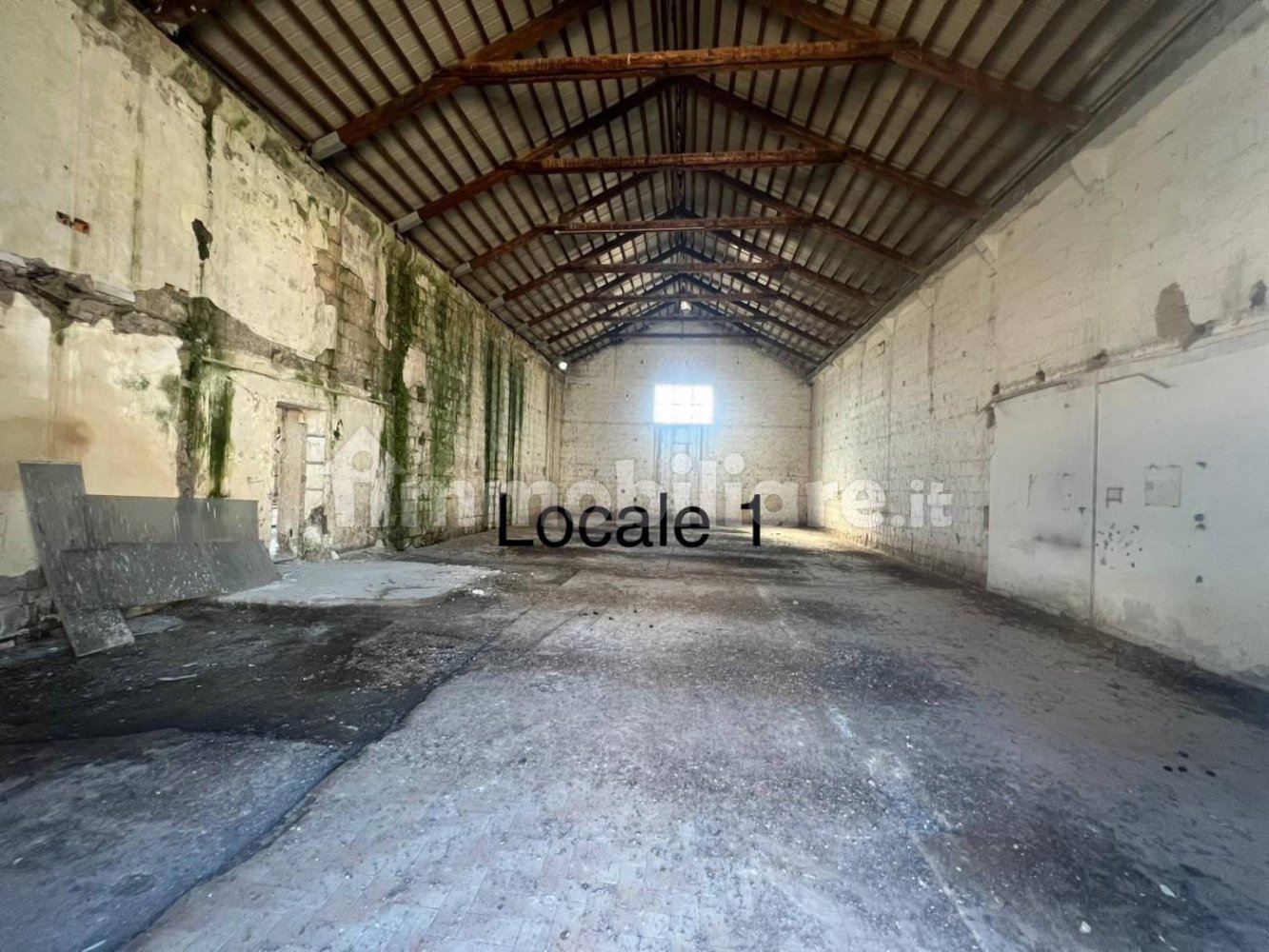 1 room Warehouse in Naples, Italy No. 377056
