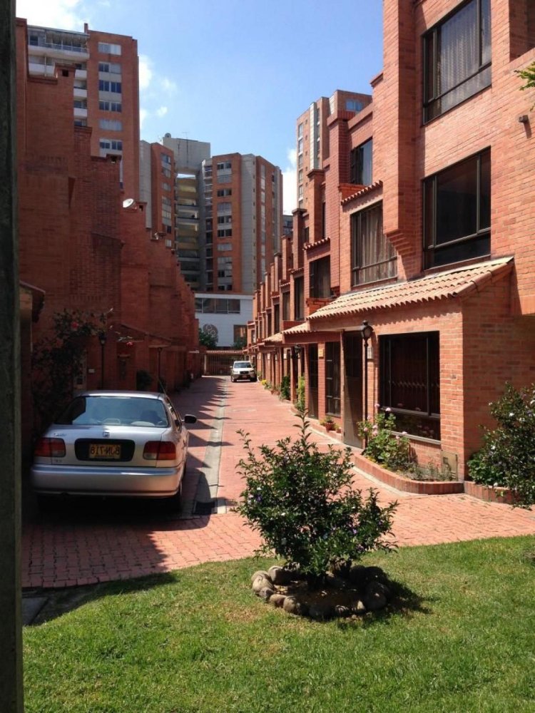 Casa de 4 dormitorios en Bogotá, Colombia No. 11639