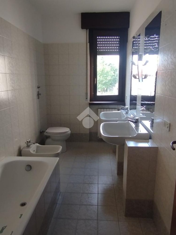 450m² Building in Caronno Pertusella, Italy No. 257662