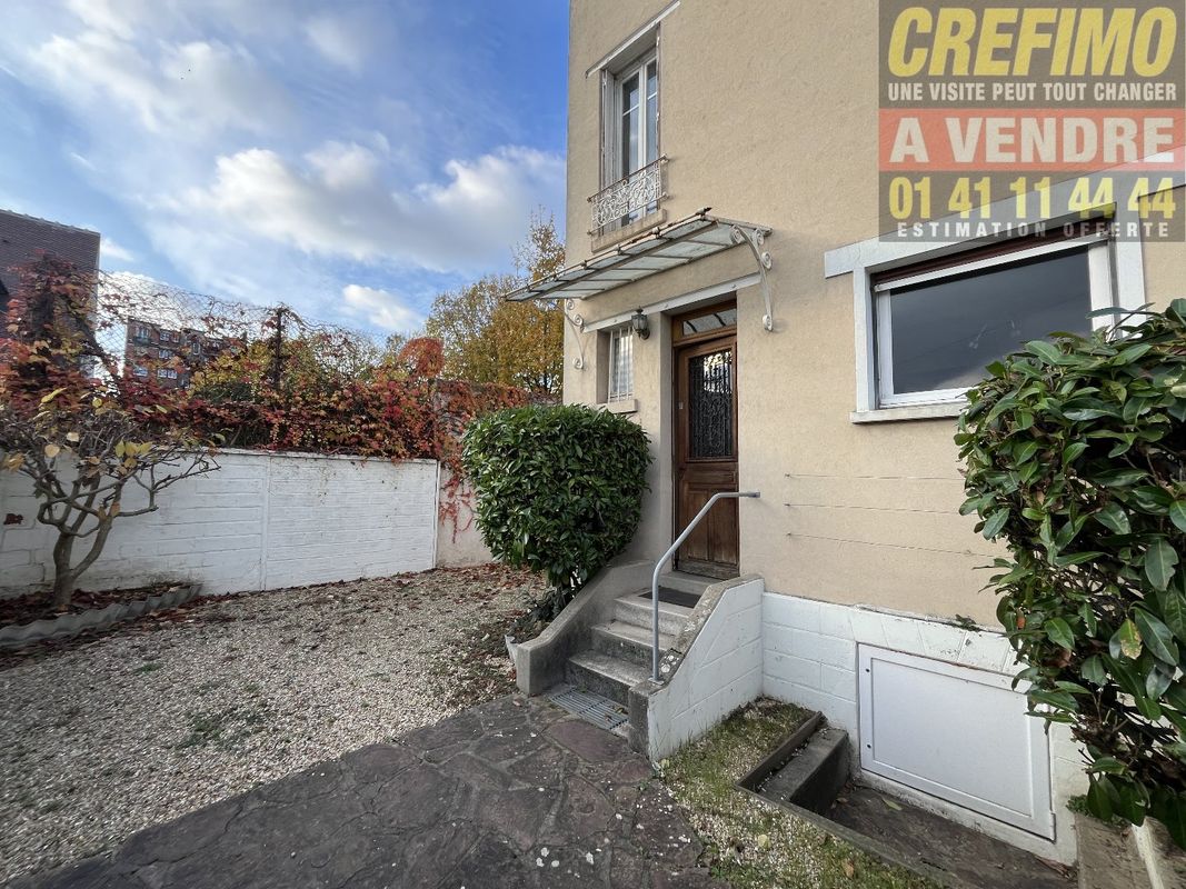 2 bedrooms House in Colombes, France No. 169546