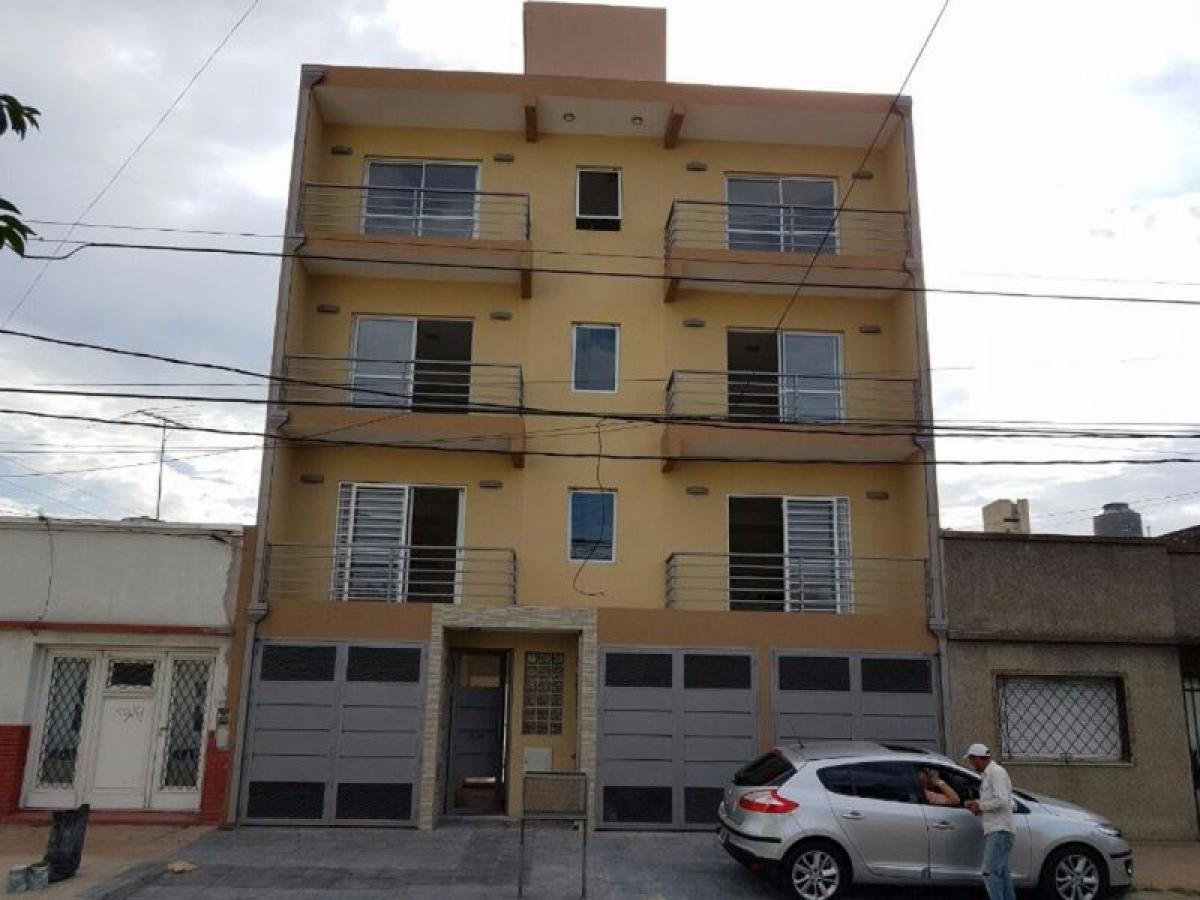 37m² Building in Moron, Argentina No. 105749